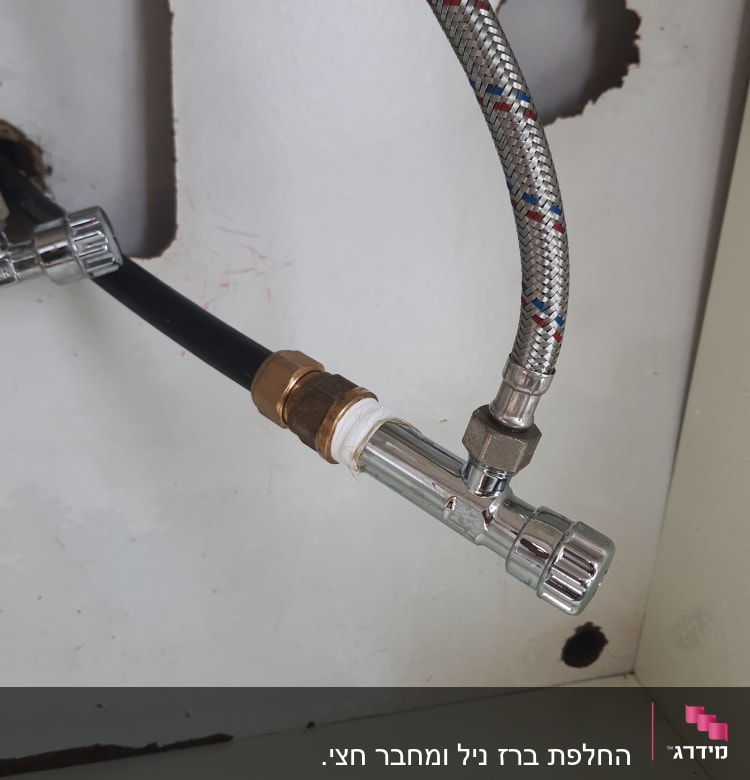 צינור מתכת מחובר לברז עם חיבורי פליז
